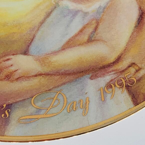Collectors Plate A Mothers Love 1995 Porcelain Mothers Day Avon 22K Gold Rim - Picture 2 of 6